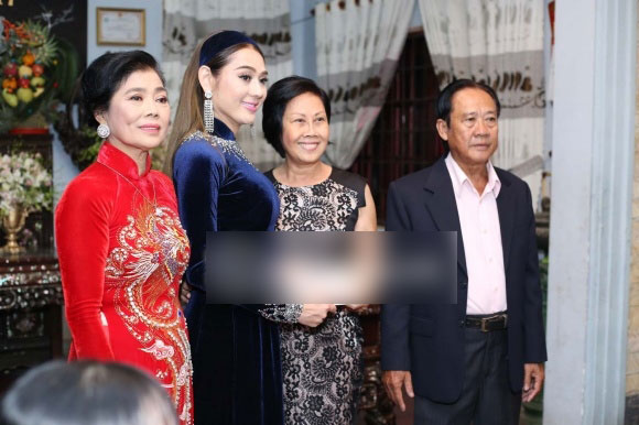Lâm Khánh Chi diện áo dài nhung xanh dịu dàng, tất bật chuẩn bị cho hôn lễ ngày mai Lâm Khánh Chi diện áo dài nhung xanh dịu dàng, tất bật chuẩn bị cho hôn lễ ngày mai